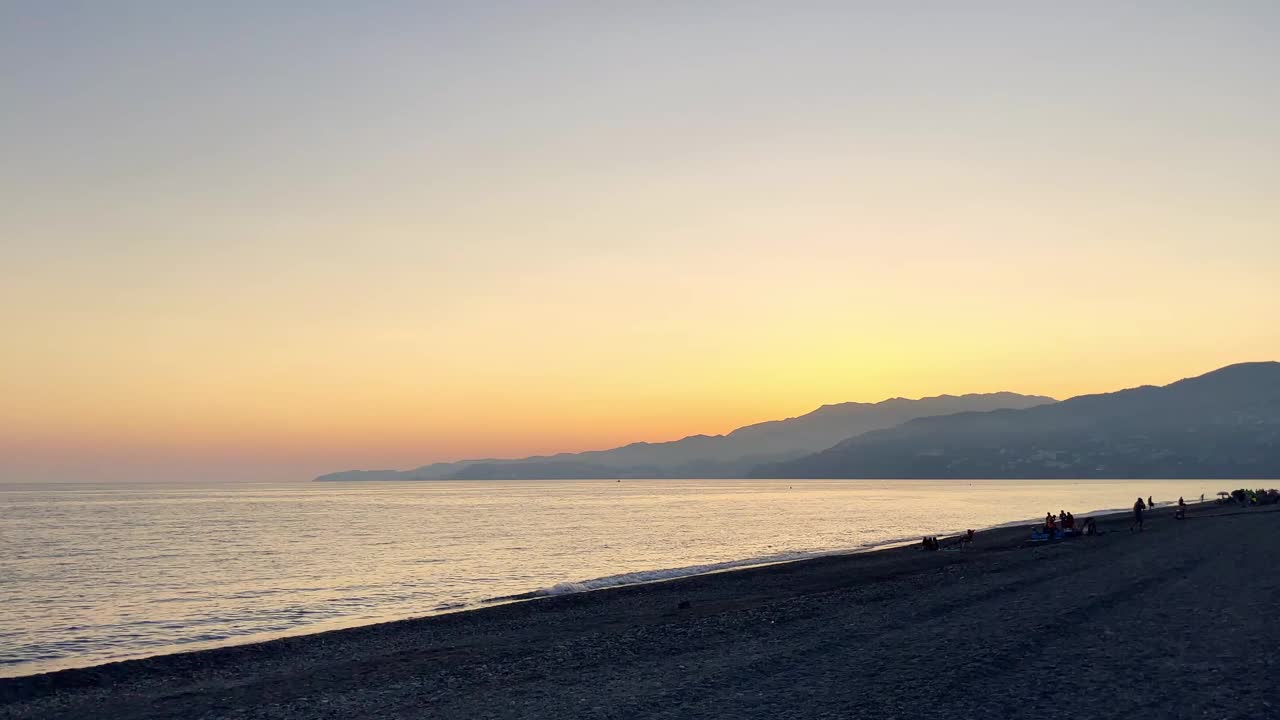 黄昏时的海岸线Salobreña，西班牙视频素材