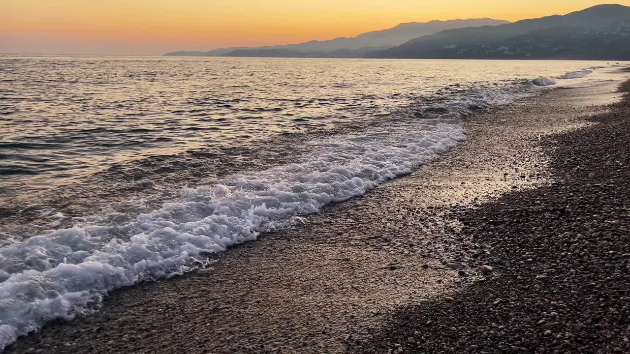 黄昏时分，西班牙Salobreña的海浪视频素材