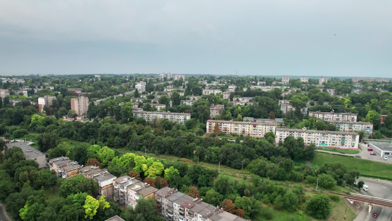 鸟瞰图的一个小镇，城市景观，飞行的房屋附近的绿色空间视频素材