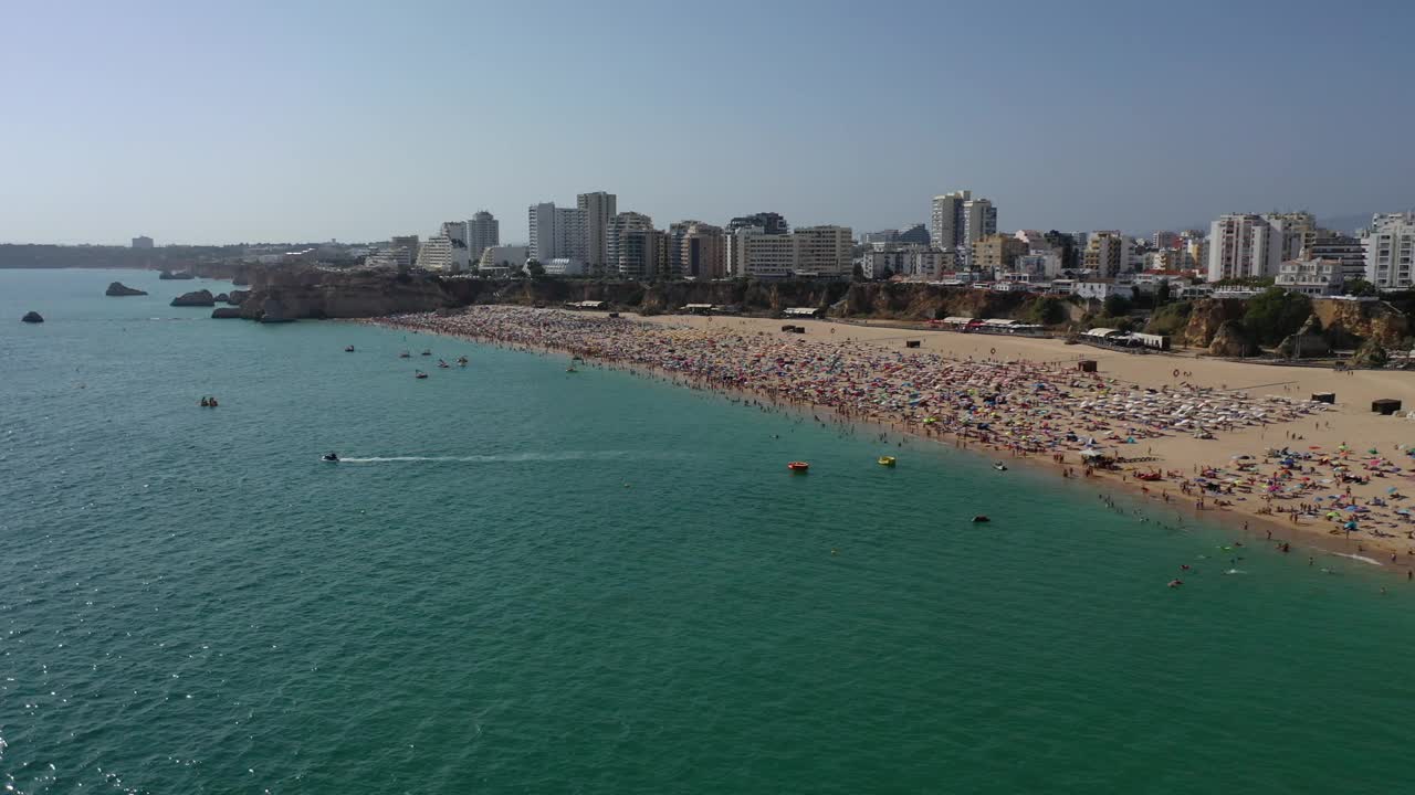 葡萄牙阿尔加维，Portimao，拥挤的Rocha海滩鸟瞰图视频素材