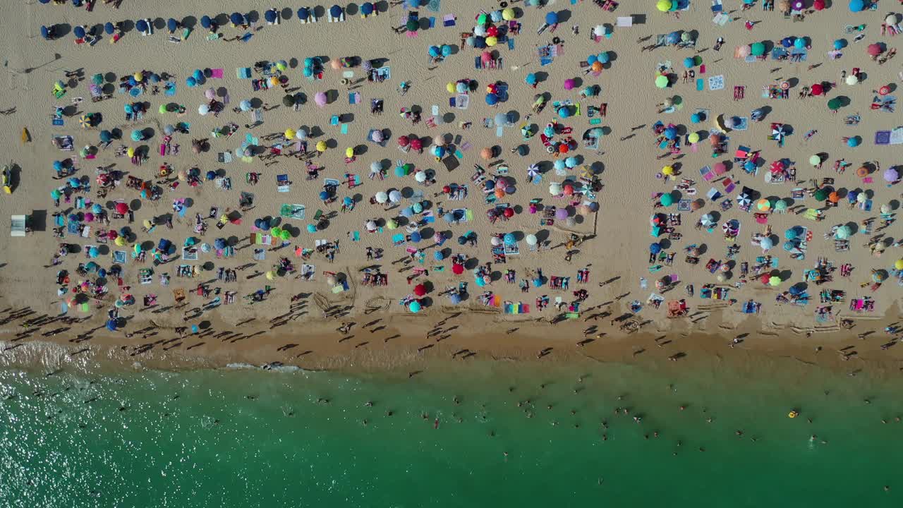 葡萄牙，阿尔加维，Portimao，一个著名的旅游胜地，拥挤的海滩鸟瞰图视频素材