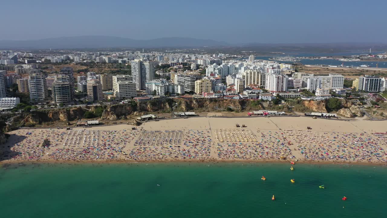 葡萄牙阿尔加维，Portimao，拥挤的Rocha海滩鸟瞰图视频素材