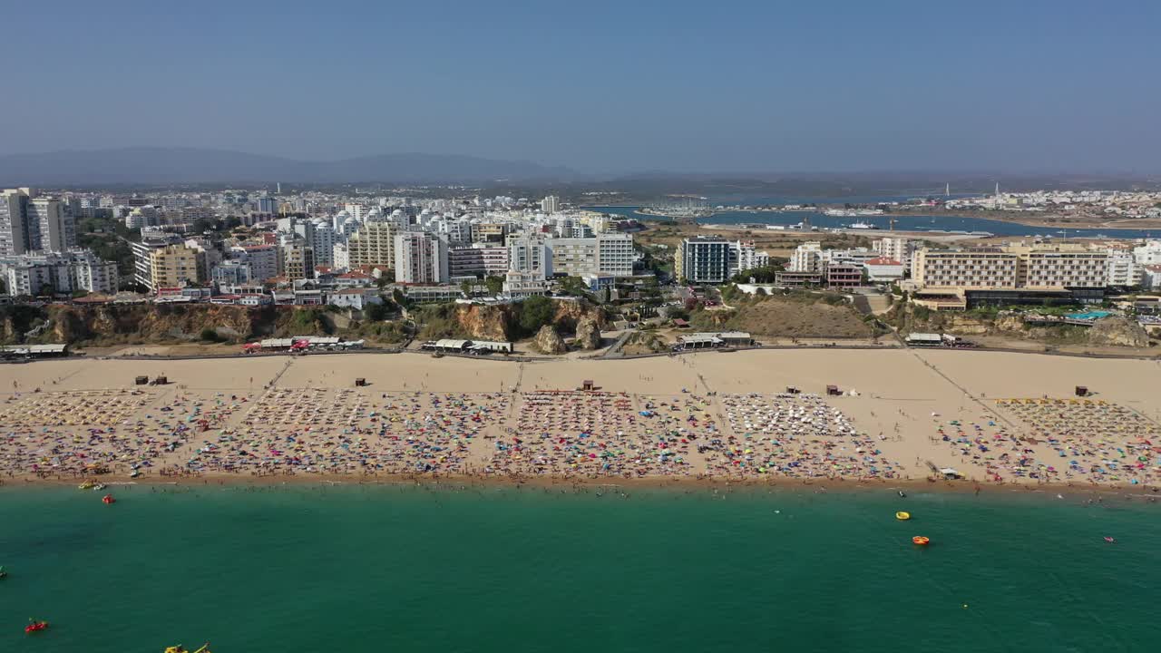 葡萄牙阿尔加维，Portimao，拥挤的Rocha海滩鸟瞰图视频素材