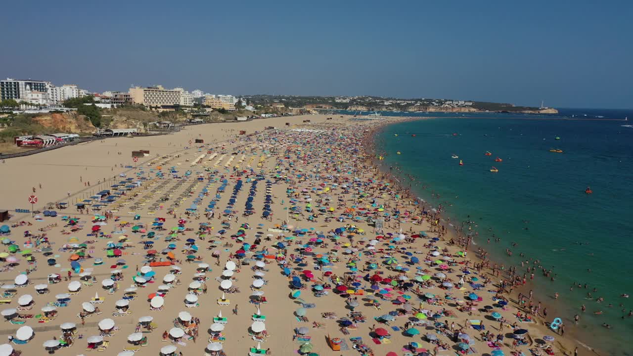 葡萄牙阿尔加维，Portimao，拥挤的Rocha海滩鸟瞰图视频素材