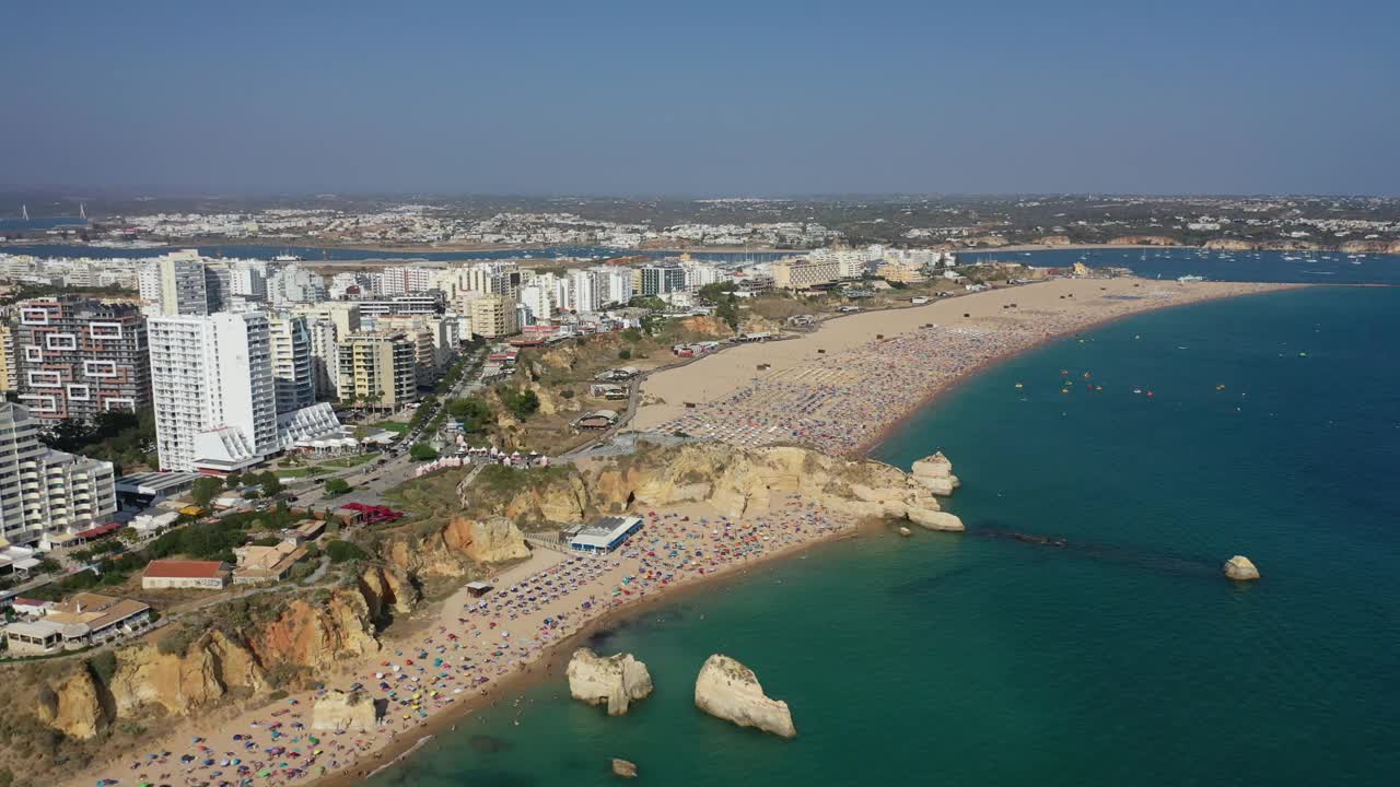 葡萄牙阿尔加维，Portimao，拥挤的Rocha海滩鸟瞰图视频素材