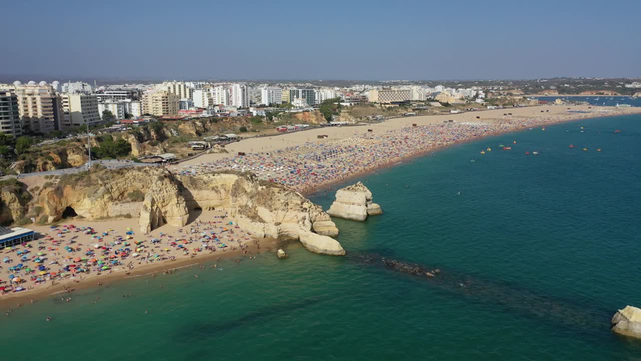 葡萄牙阿尔加维，Portimao，拥挤的Rocha海滩鸟瞰图视频素材