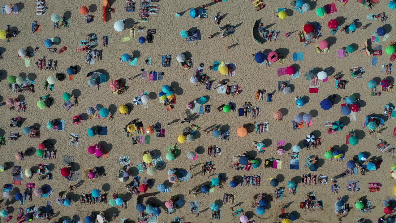 葡萄牙，阿尔加维，Portimao，一个著名的旅游胜地，拥挤的海滩鸟瞰图视频素材