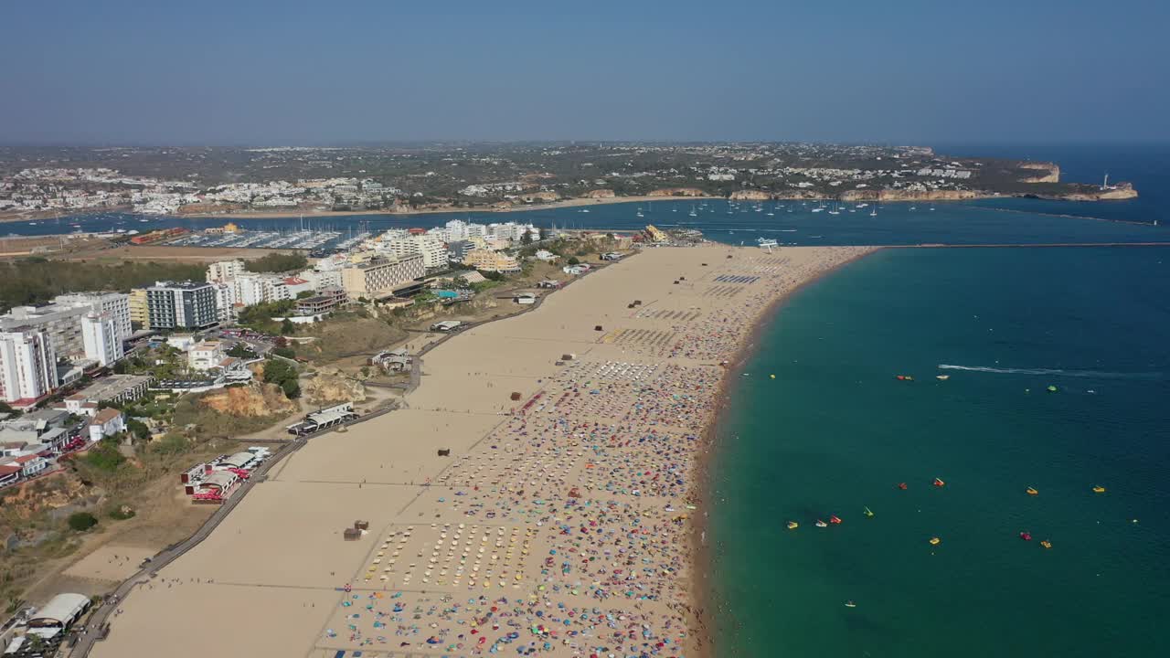 葡萄牙阿尔加维，Portimao，拥挤的Rocha海滩鸟瞰图视频素材