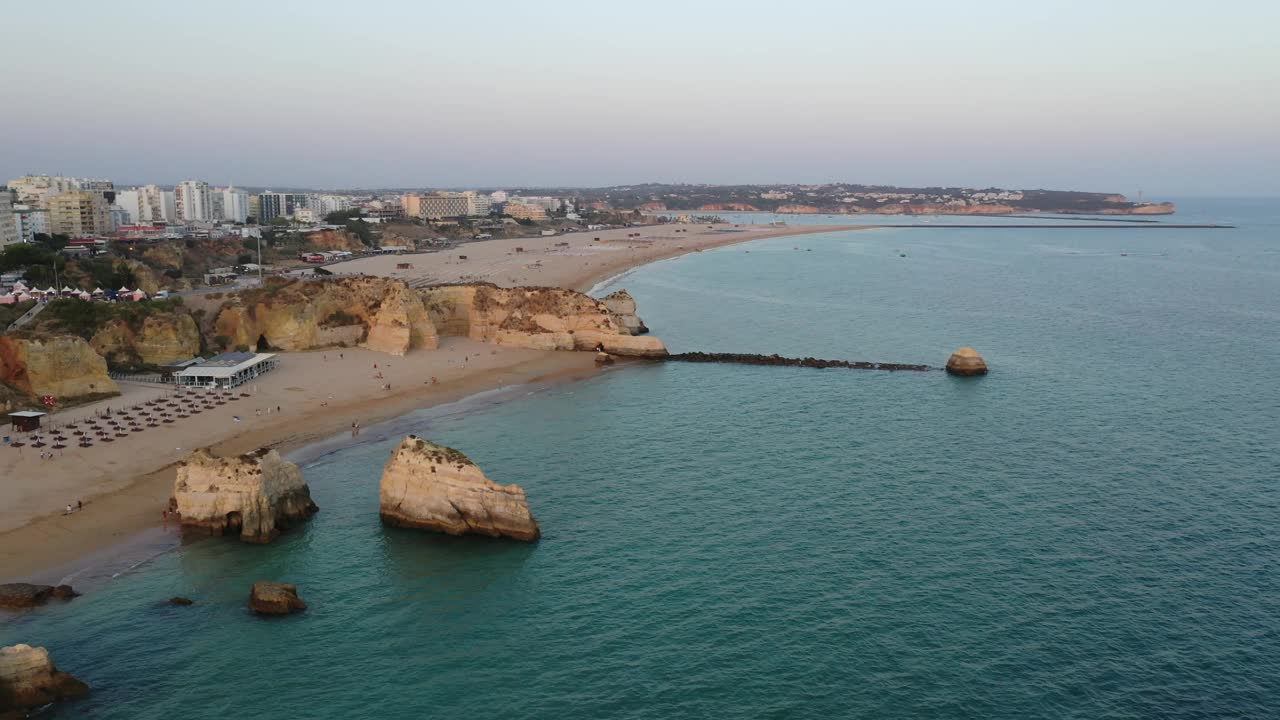 葡萄牙阿尔加维，Portimao市日落鸟瞰图视频素材