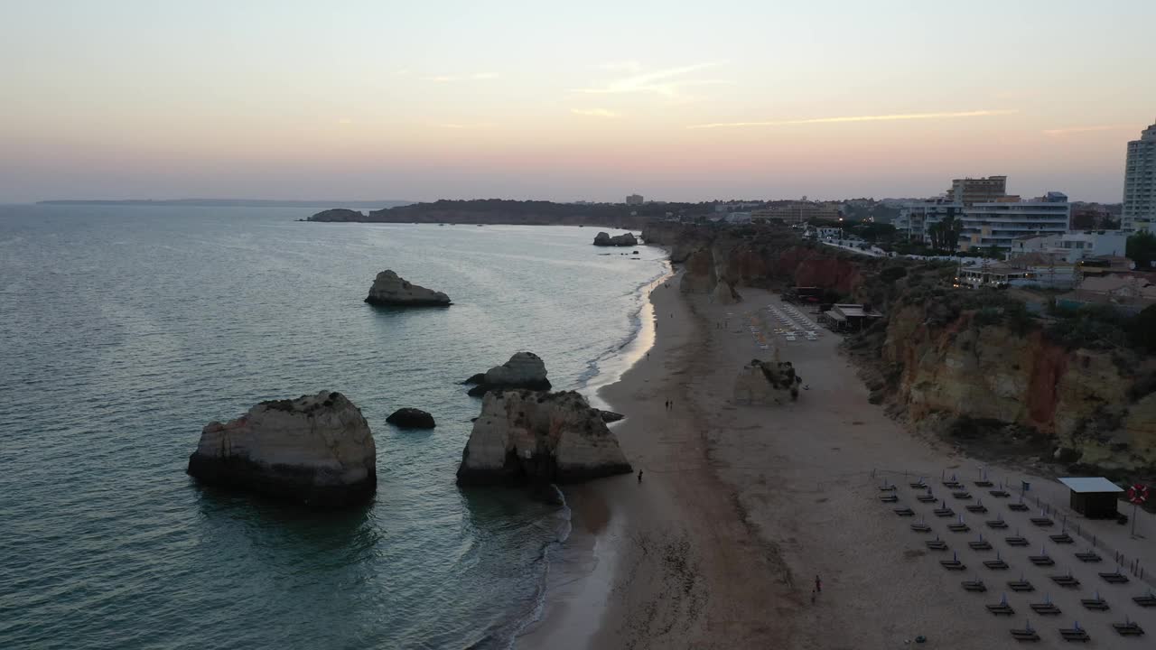 葡萄牙阿尔加维，Portimao市日落鸟瞰图视频素材