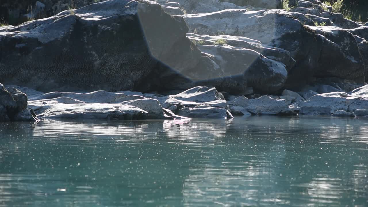 晴朗的日子里，平静的山湖视频下载