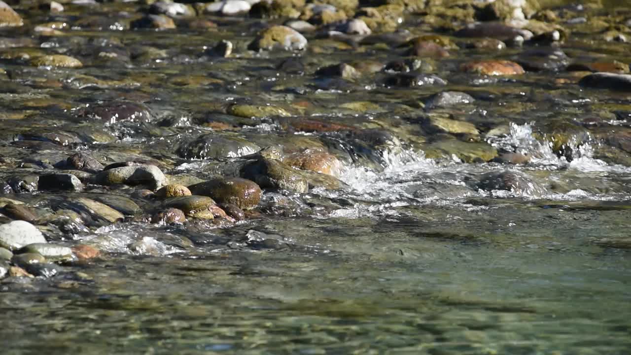 山上流过石头的河流。特写镜头视频下载