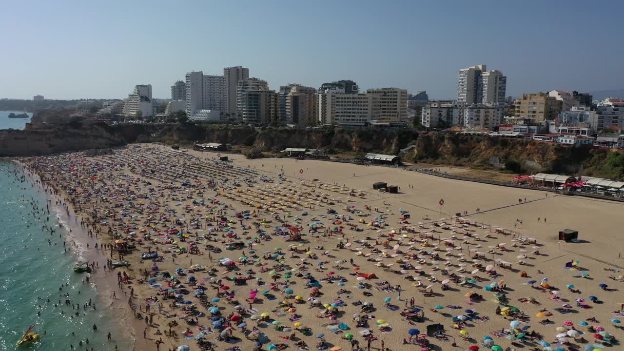 葡萄牙阿尔加维，Portimao，拥挤的Rocha海滩鸟瞰图视频素材