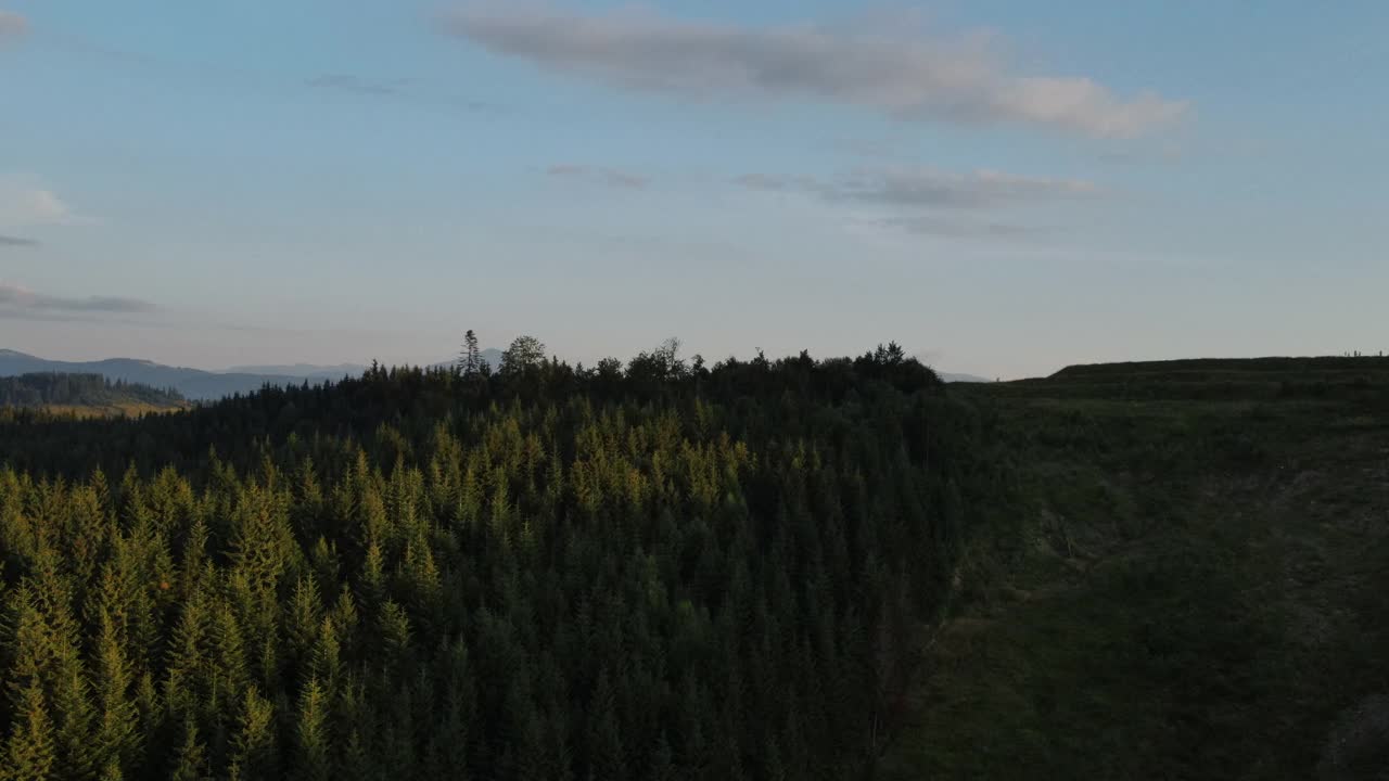 无人机拍摄的夏季或秋季日落时的山脉。平静的和平。乡村地区以小山为背景的小建筑景观。旅游目的地和旅游理念视频素材