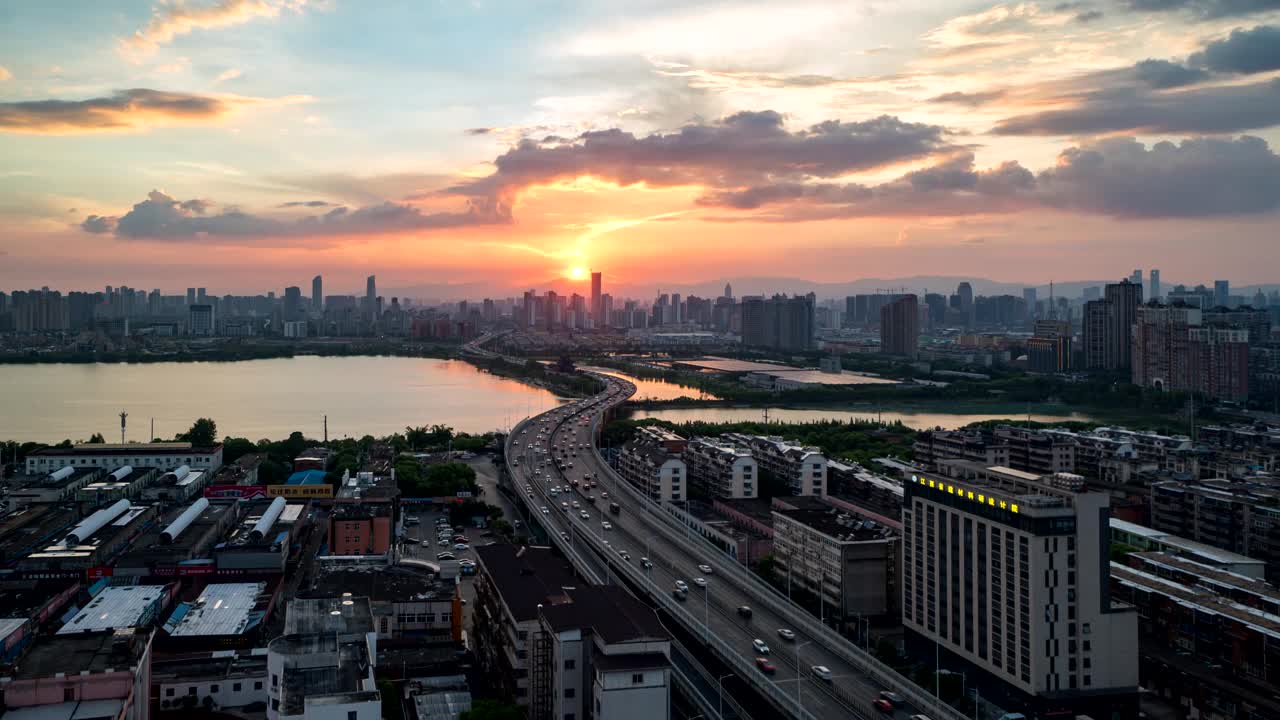 城市高速公路的轻轨视频素材