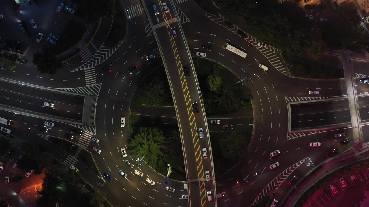 无人机的鸟瞰图。中国山东省青岛市北部高峰时段的立交桥交通视频素材