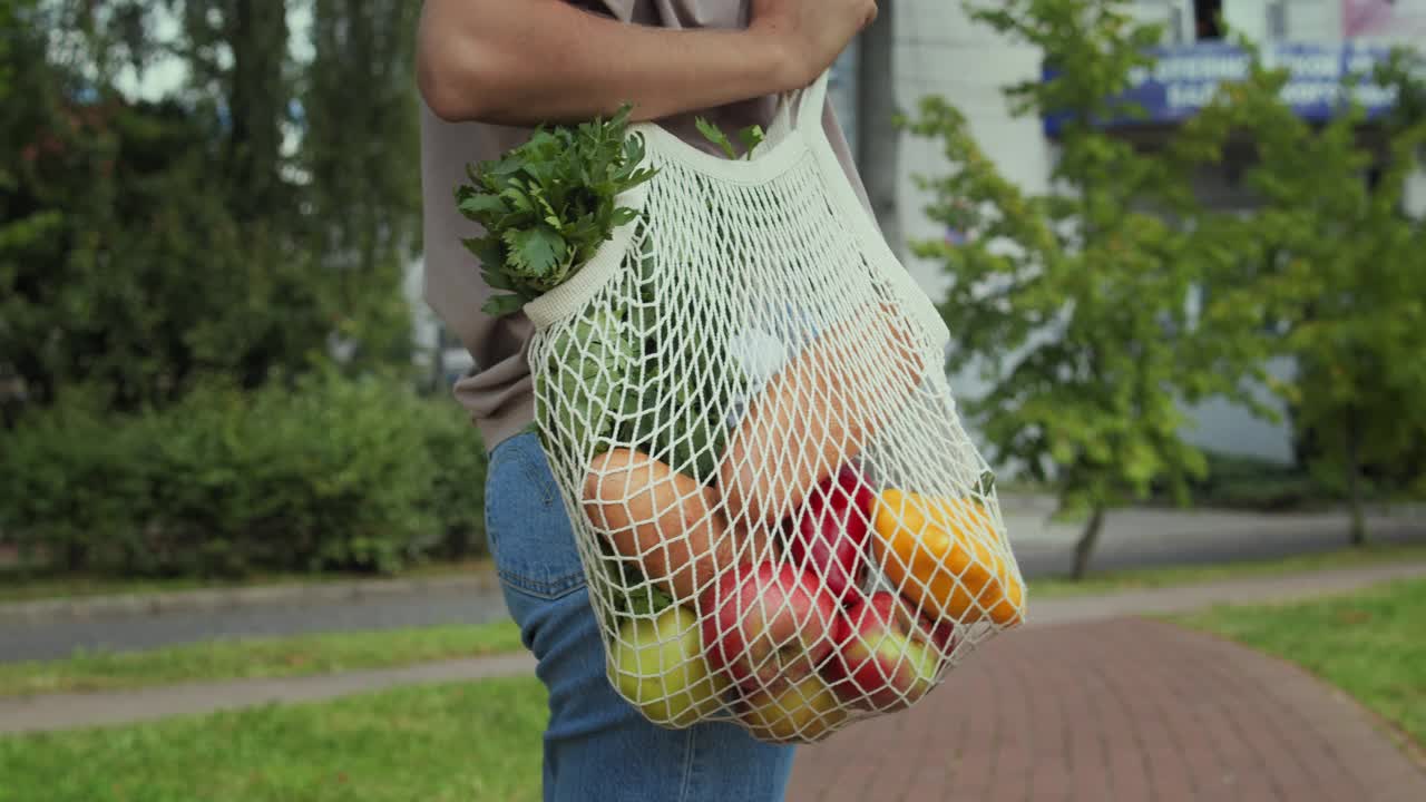 一个女人带着一个环保袋装食物视频素材