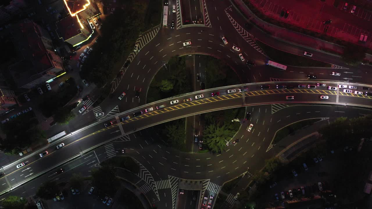 无人机的鸟瞰图。中国山东省青岛市北部高峰时段的立交桥交通视频素材