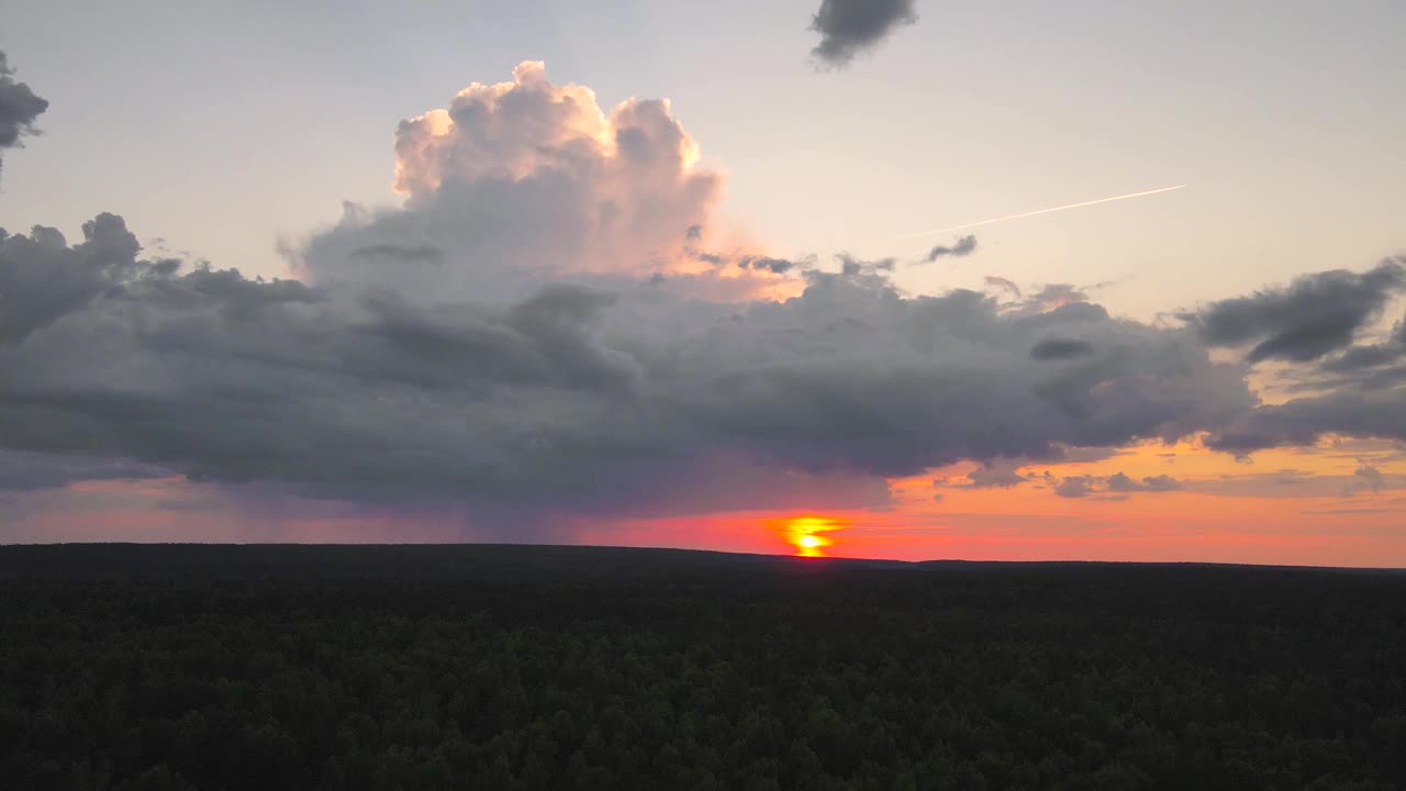 太阳在地平线上的红色夜空的广角全景图。视频素材