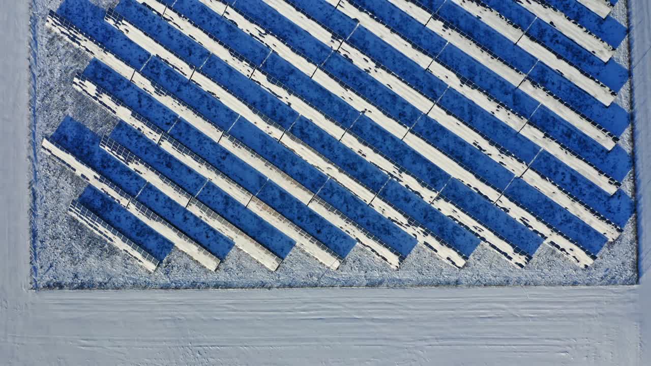 冬季太阳能电池板和雪地。冬季替代能源视频素材