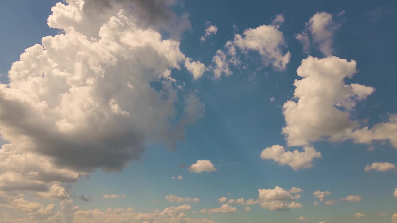 美丽的夜空和阳光下的云朵。视频素材