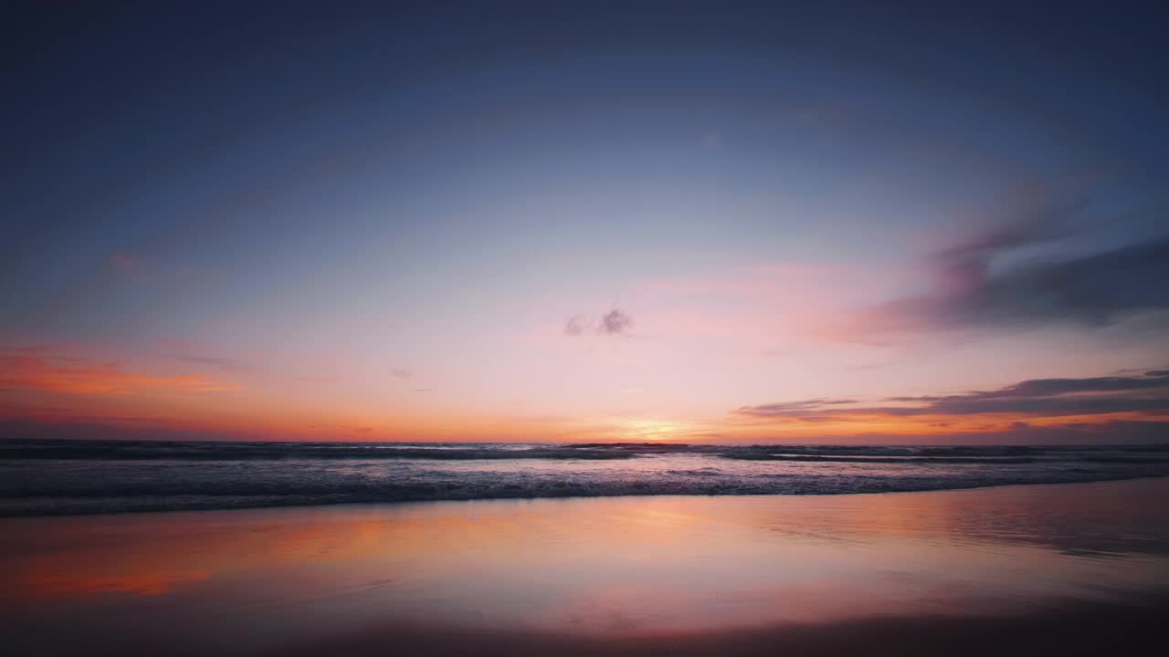 泰国普吉岛。美丽的热带海滩，日落天空。美丽的普吉岛海滩是著名的安达曼海避暑胜地。视频素材