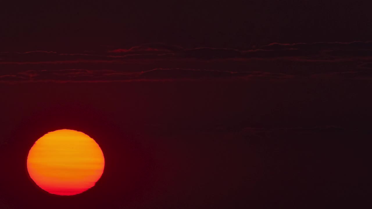 巨大的太阳和云朵遥望时光流逝视频素材