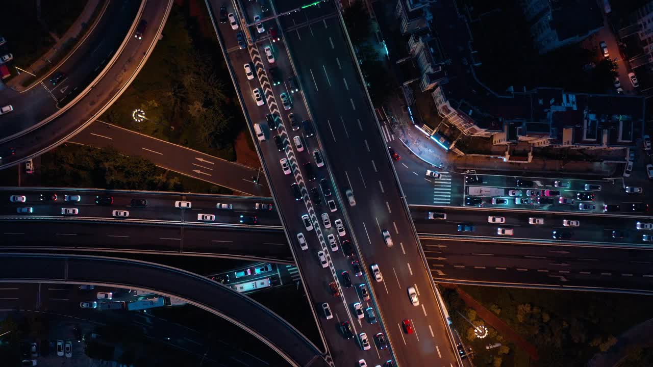 无人机的鸟瞰图。夜间高峰时间天桥的交通状况。中国山东省青岛市视频素材