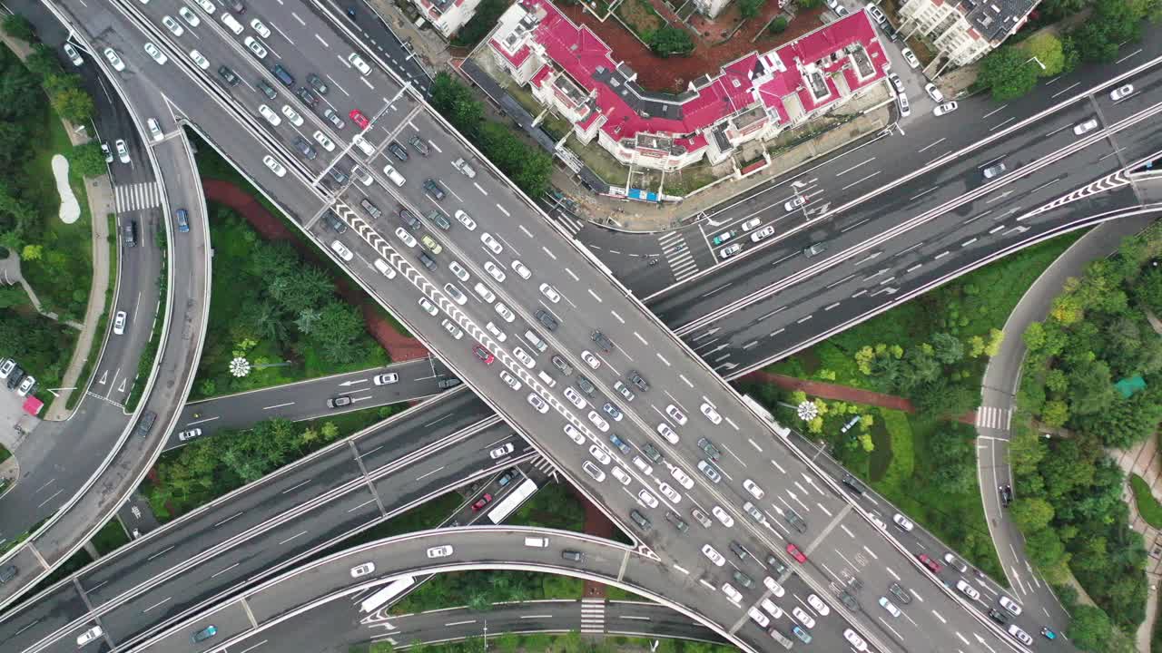 无人机的鸟瞰图。山东省青岛市高架桥高峰时段交通状况视频素材