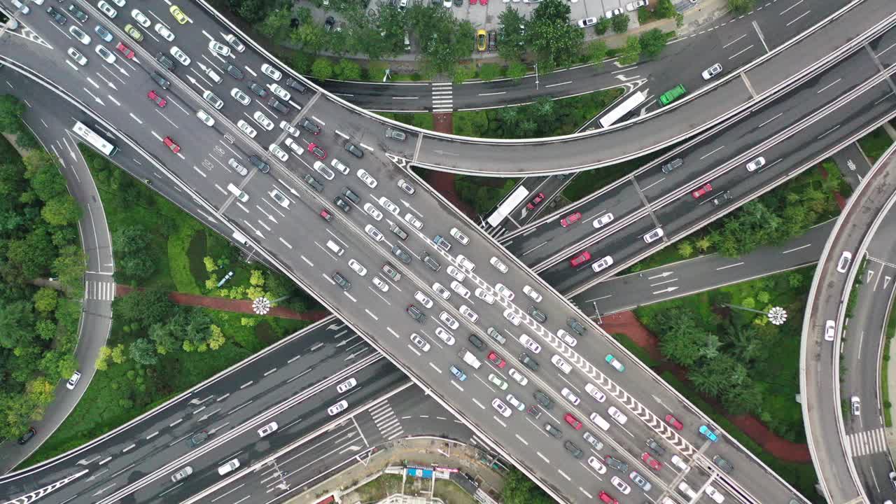 无人机的鸟瞰图。山东省青岛市高架桥高峰时段交通状况视频素材