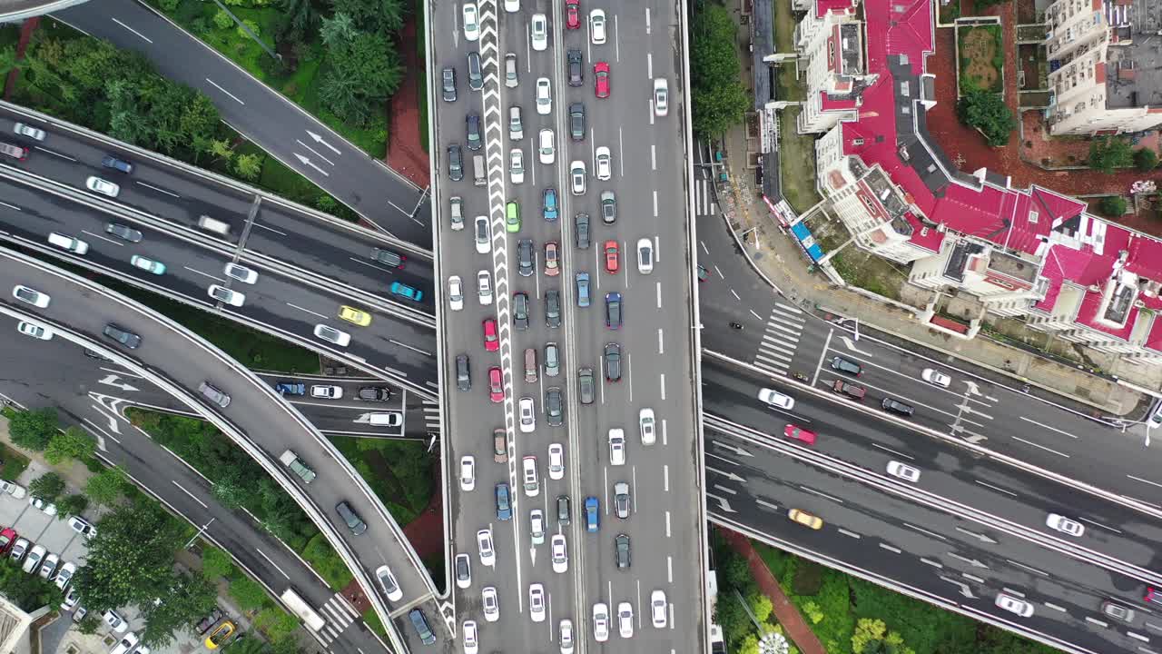 无人机的鸟瞰图。山东省青岛市高架桥高峰时段交通状况视频素材