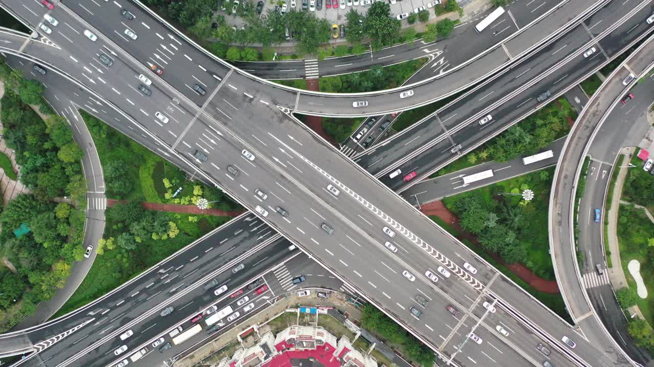 无人机的鸟瞰图。中国山东省青岛市立交桥的交通状况视频素材