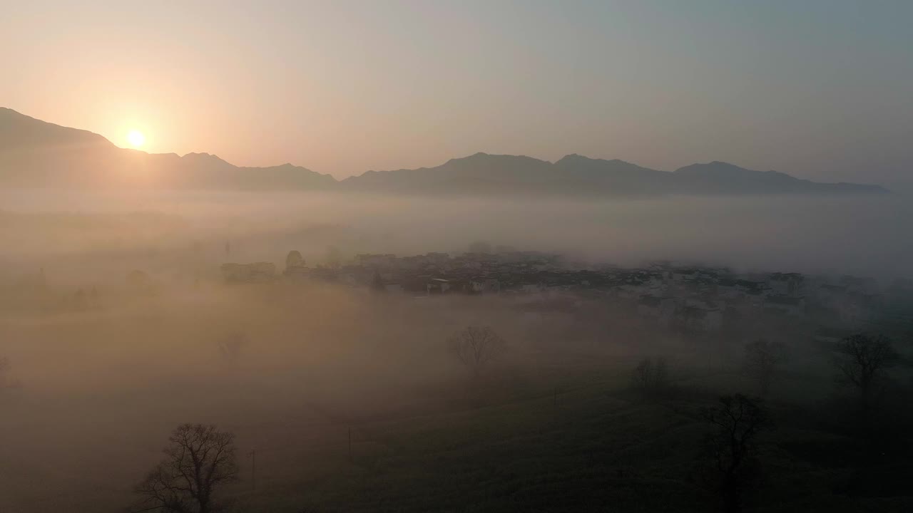 中国安徽鲁村的乡村景观，云海视频素材