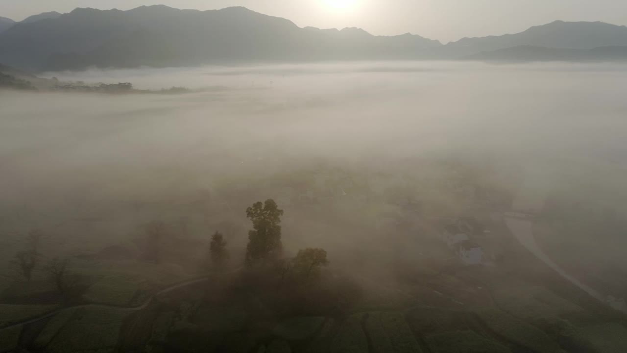 中国安徽鲁村的乡村景观，云海视频素材