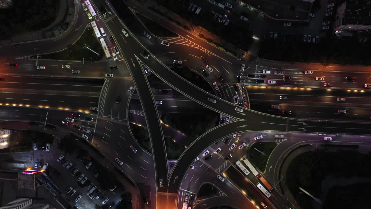 无人机的鸟瞰图。山东省青岛市高架桥高峰时段交通状况视频素材