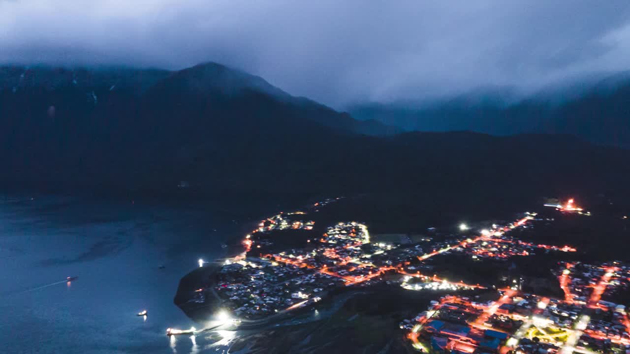 Hornopiren夜间高空超驰，汽车留下痕迹视频素材