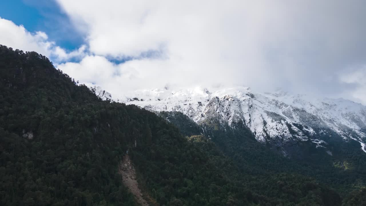 智利霍诺皮伦国家公园白雪皑皑的山峰。视频素材