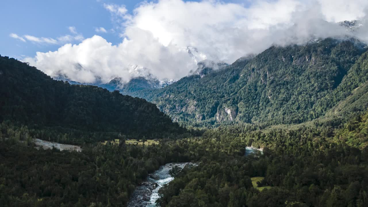 霍诺皮伦国家公园的雪山与智利的布兰科山脉的空中超距。视频素材