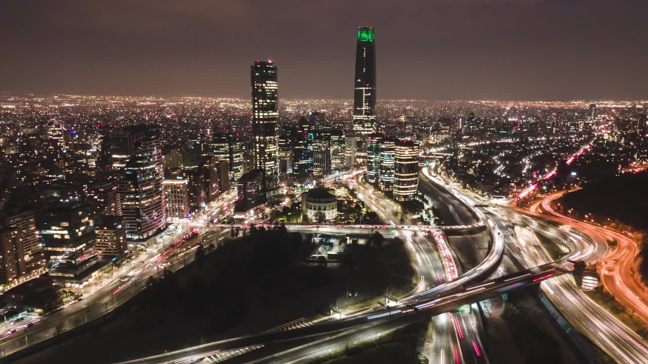 在智利圣地亚哥轨道上的空中超距，在夜间有汽车经过视频素材