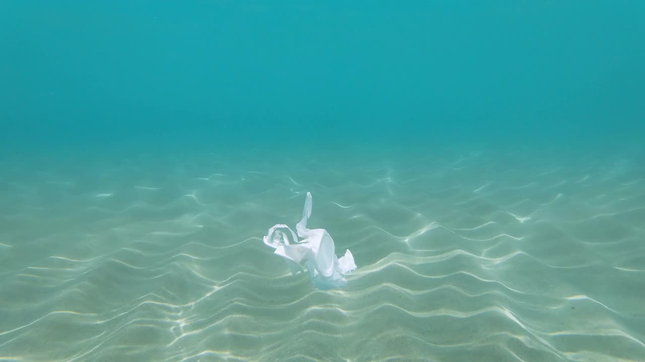 废弃的塑料杯漂浮在被污染的海洋生态系统，污染大自然视频素材