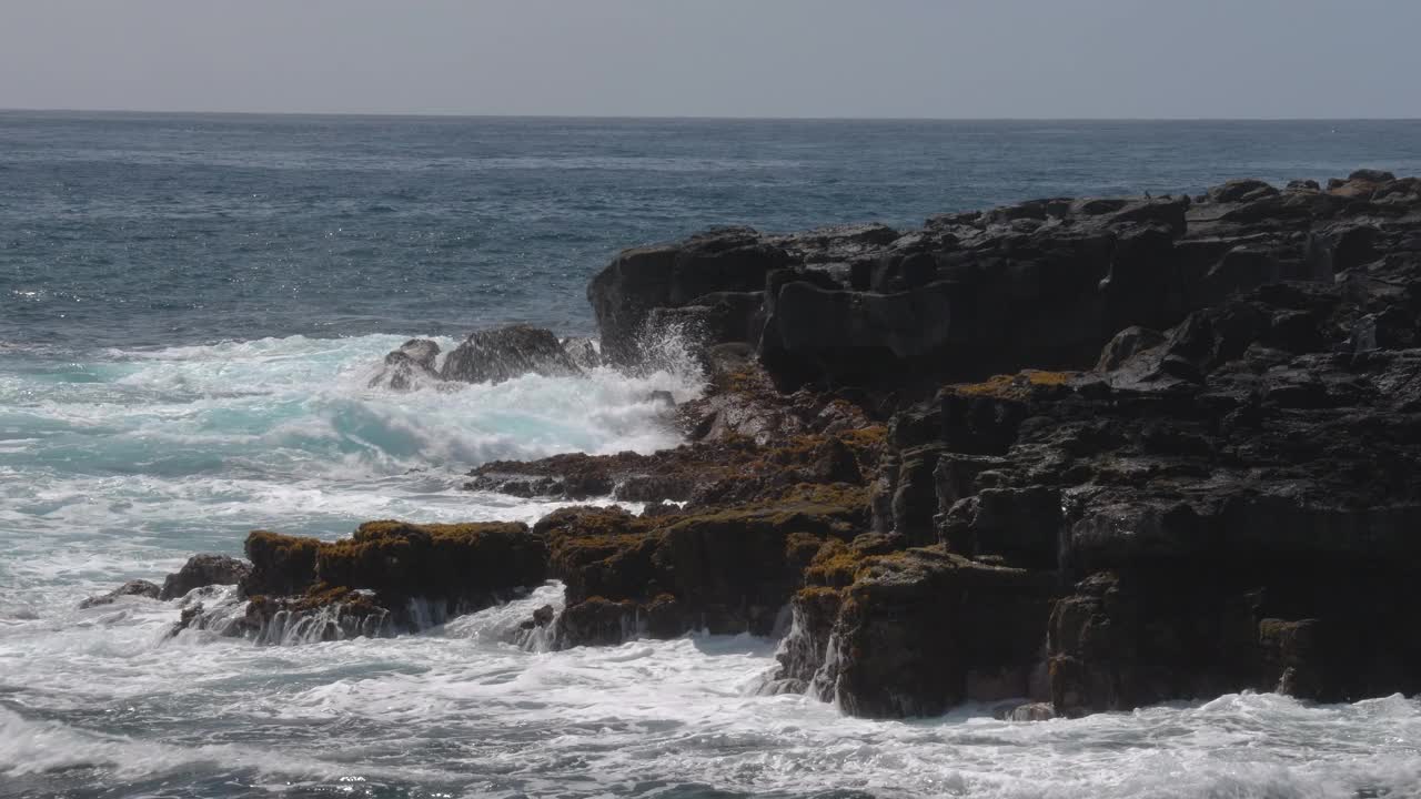 海浪撞击考艾岛的火山岩视频素材