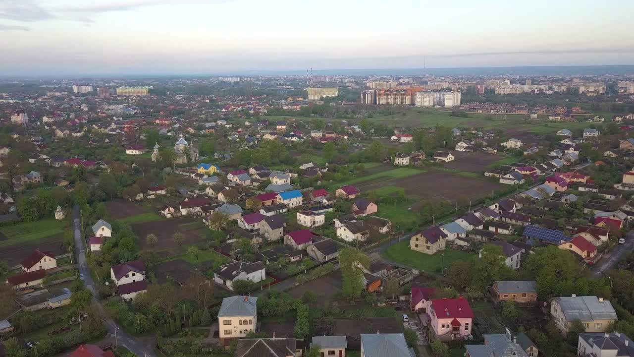 城市住宅区的顶部鸟瞰图。视频素材