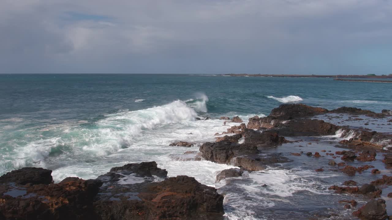 海浪撞击考艾岛的火山岩视频素材