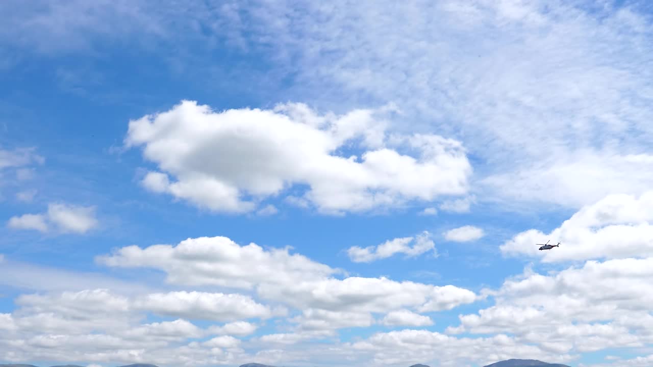 直升飞机在梅奈海峡上空飞行视频素材