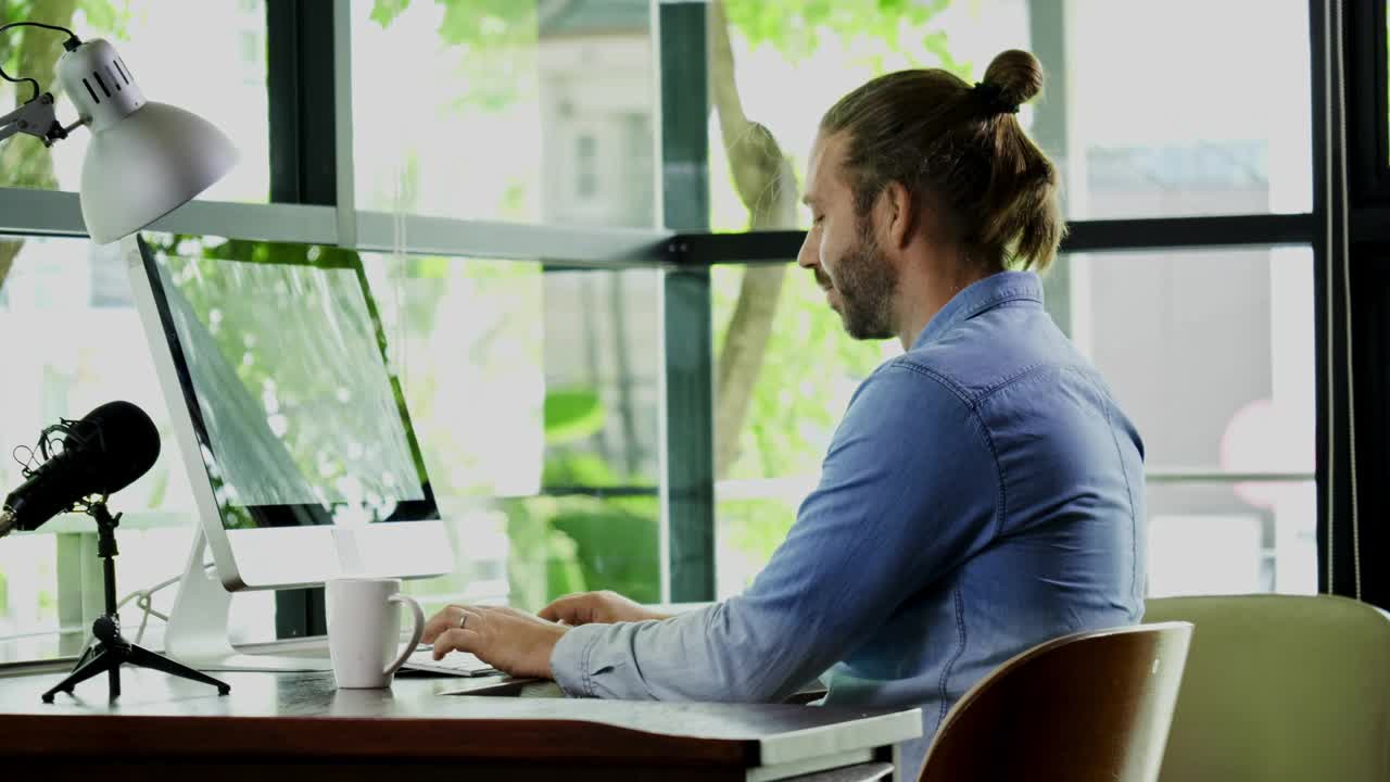 白人商人与麦克风视频通话与电脑会议在家里。研讨会与同事。使用视频会议应用视频通话虚拟交流。娱乐在线视频素材