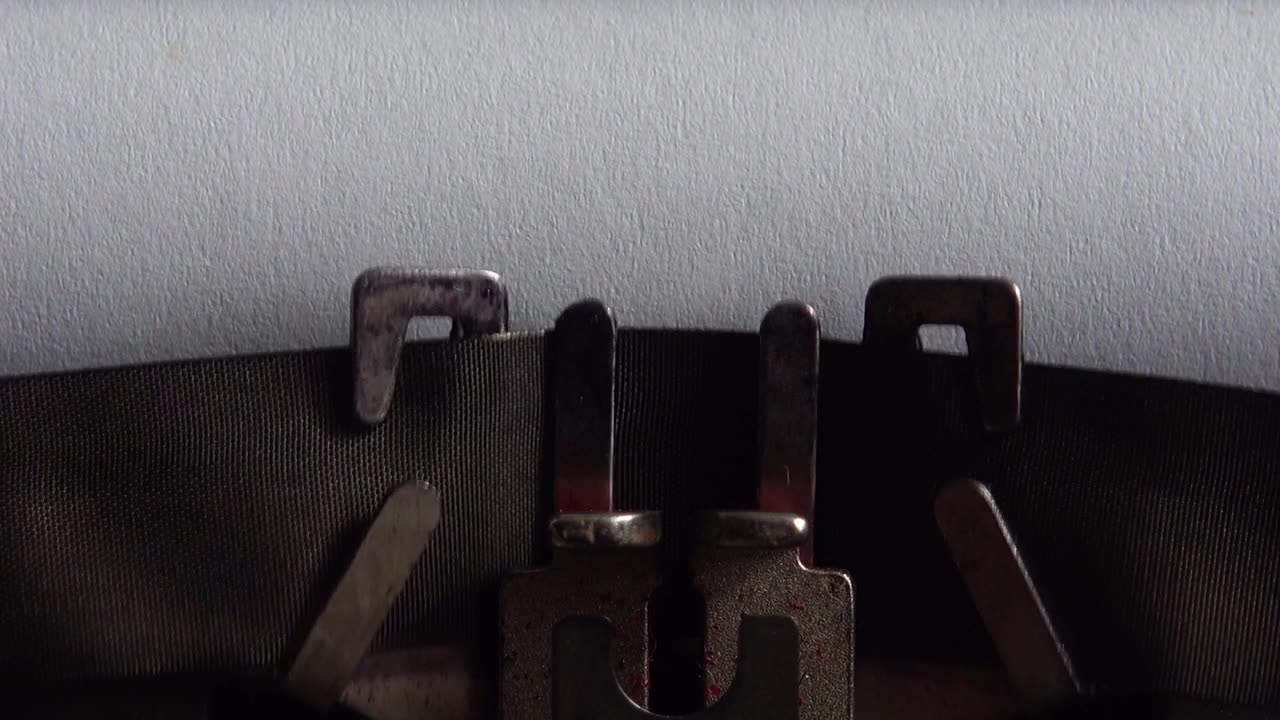 在老式打字机上打字。关闭了。视频素材画面1