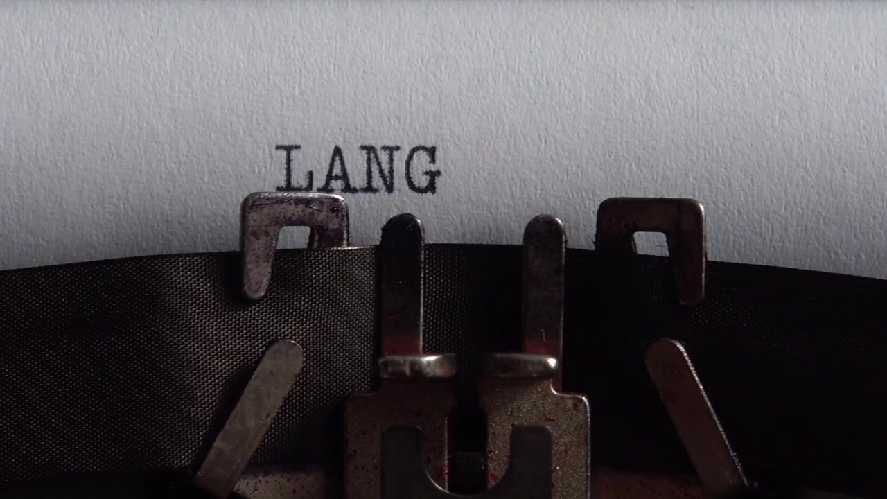 在老式打字机上打字。关闭了。视频素材画面2