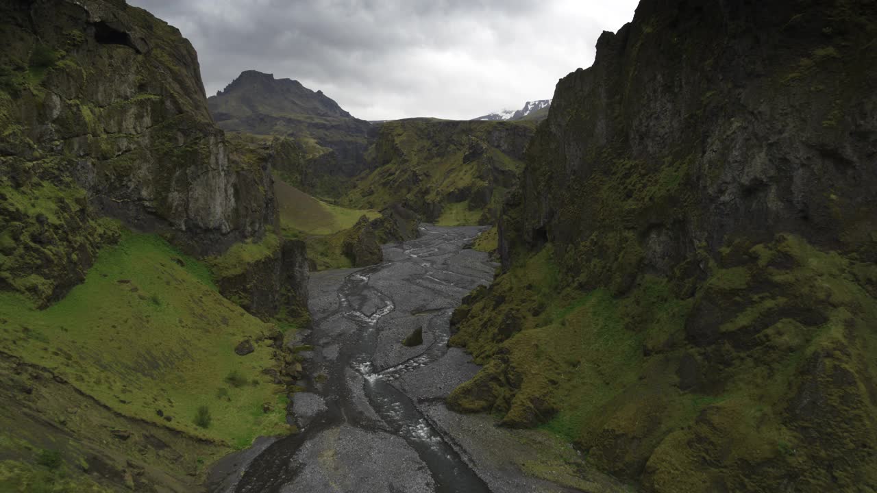 在冰岛的Hvolsvelli山区，鸟瞰正在接近蜿蜒的河流视频素材