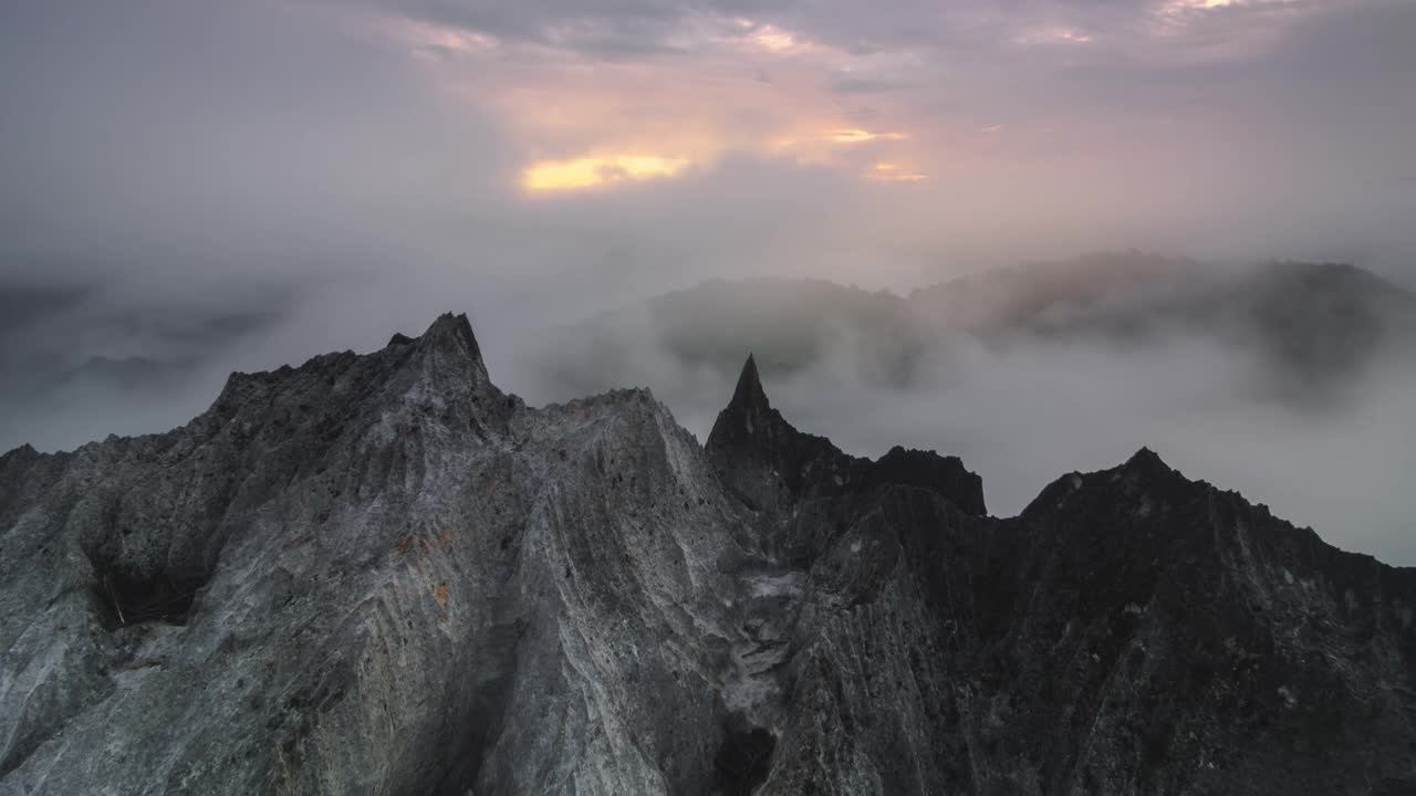 金光日出，薄雾飘过高山，视频素材