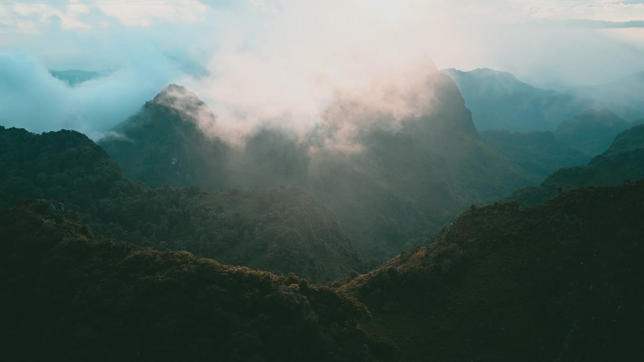 从清迈的土銮清道山山顶俯瞰雾气迷蒙的山景视频素材